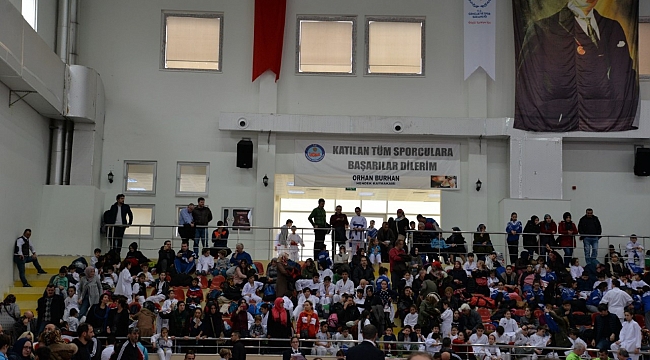 KATILIM ÇOK, İLÇE PROTOKOLÜ YOK!...