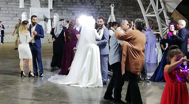 Rana ve Emre muhteşem bir düğünle dünya evine girdi!...