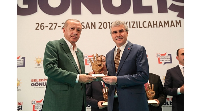 Cumhurbaşkanı Erdoğan'dan Yüce'ye başarı plaketi...