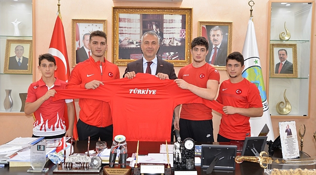 Şampiyon Güreşçiler, Babaoğlunu Ziyaret Etti...