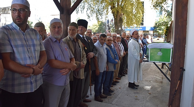 Babaoğlunun teyzesi dualarla son yolculuğuna uğurlandı.