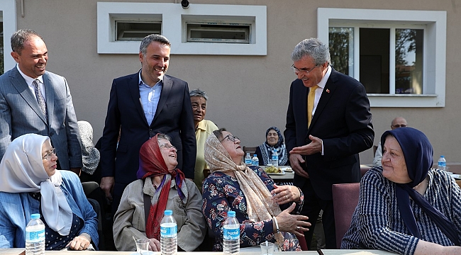 Yaşlılar, başımızın tacıdır...