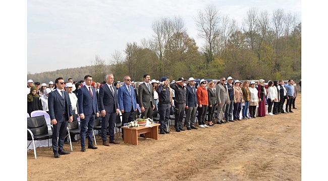 Hendek'te 12 bin 700 fidan toprakla buluştu.