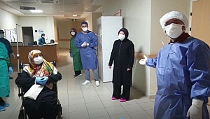 96 Yaşındaki Emine Teyze Ve Doktor Asiye Güngörmüş, Koronayı Yendi...