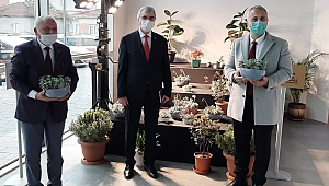 Başkan Yüce, Babaoğlu ve Bahadır'ı Çiçeklerle Uğurladı.