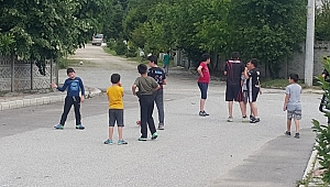 Çocuklar yolda oyun oynuyor. Bu park ne zaman yapılacak?