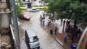 Hendek çarşı merkezi yağmura teslim oldu...
