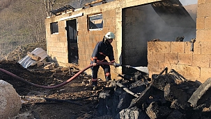 Göksu mahallesinde ahır ve samanlık yangını...