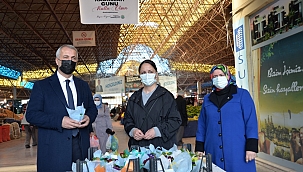 PAZAR YERİNDE ÇİÇEKLERLE KARŞILADILAR