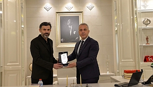 BAŞKAN BABAOĞLUNDAN MARTİN’E PLAKET