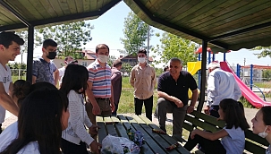 Eski Vekil İnci, çocuklara çikolata dağıttı