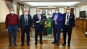 Sakaryaspor Yönetimi Vali Akın'ı ziyaret etti 