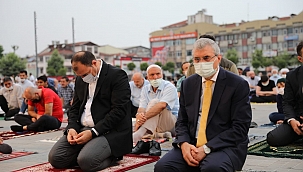 Sakaryalılar Demokrasi Meydanı’nda bayramlaştı