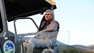 Başkan Yüce, finişerin direksiyonuna geçti.