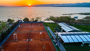 Büyükler’’ Kort’un Tozunu Aldı