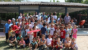 GÜLÜMSEMEYEN COCUK KALMASIN