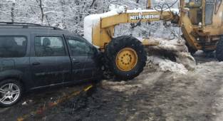 Greyder otomobile çarptı!