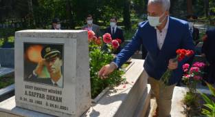 ŞEHİT A.GAFFAR OKKAN MEZARI BAŞINDA ANILACAK
