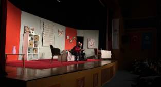 'Son 5 Dakika' Oyunu AKM'de Sahnelendi