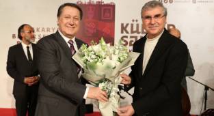 Ahmet Özhan AKM’de Sahne Aldı