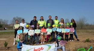 HENDEK BELEDİYESİ MİNİK ÖĞRENCİLERLE FİDAN DİKTİ