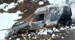 Otomobilin içinde köz kovasıyla ısınırken yanarak feci şekilde can verdi...