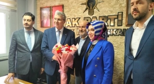 Başkan Yüce çiçeklerle karşılandı