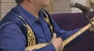 Orhun Kitapevi standına dombra sanatçısı konuk oluyor...