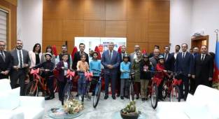 Resim yarışmasında dereceye giren öğrenciler ödüllerini Başkan Yüce’den aldı