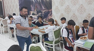 FARKLI GALİBİYETE KARAKÖSE'DEN LAHMACUN ZİYAFETİ!
