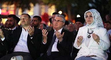 Bu vatan evlatları Cumhurbaşkanımızın çağrısıyla tankların altına yattı