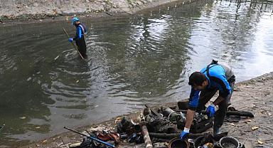 Çark Deresi’nin İçine Atılan Çöpler Büyükşehir Ekipleri Tarafından Toplandı