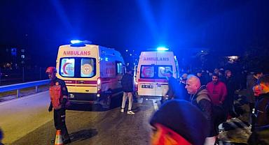 Bariyerlere çarpan aracın camından fırladılar