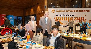 Başkan Yüce depremzede ailelerle gönül sofrasında buluştu.