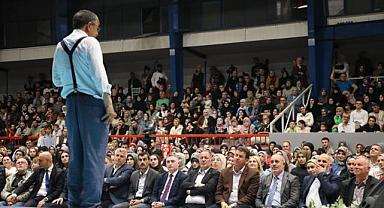 Akyazı'da gençlik, Hayati İnanç'la buluştu.