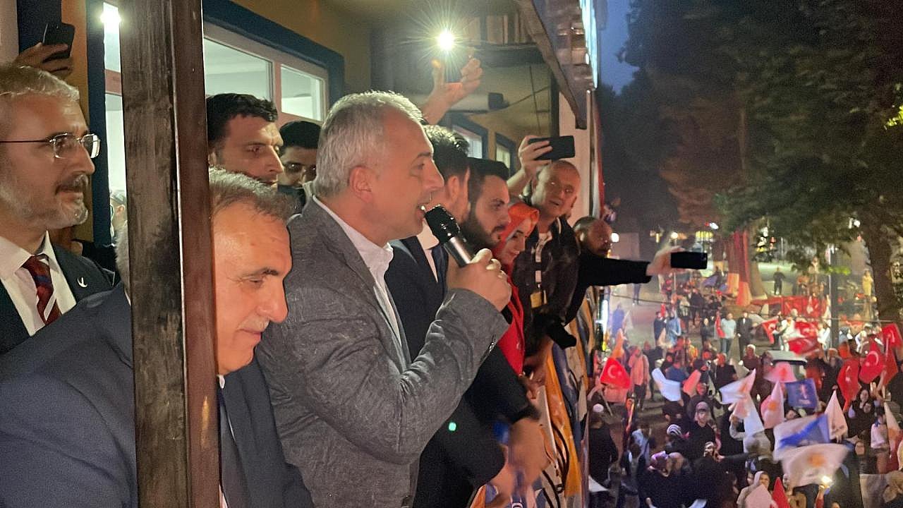 Başkan Babaoğlu AK Parti Binasında Balkon Konuşması Yaptı!