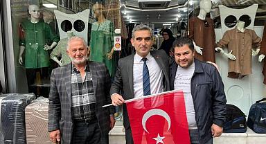 BAŞKAN BAYRAKTAR, BAYRAK DAĞITTI