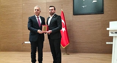 BAŞKAN MURAT KAYA'DAN TEŞEKKÜR PLAKETİ!