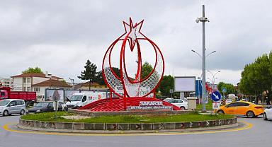 Büyükşehir Sakarya’nın Simge Noktalarını Ay Yıldız'la Süslüyor 