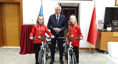 Balkan Şampiyonu Gençlere Başkan Yüce’den Bisiklet Hediyesi
