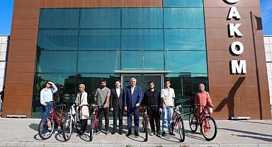 Başarılı Öğrencilere Başkan Yüce’den Jest