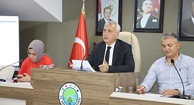 Bu işin sırrı belediyelerde dalgalanan ampul ve üç hilalli bayraklar mı?