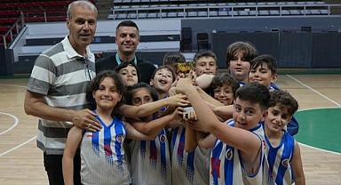 MİNİKLER POTADA KAPIŞTI!