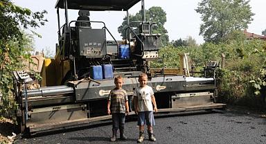 Akyazı’da asfalt mesaisi sürüyor
