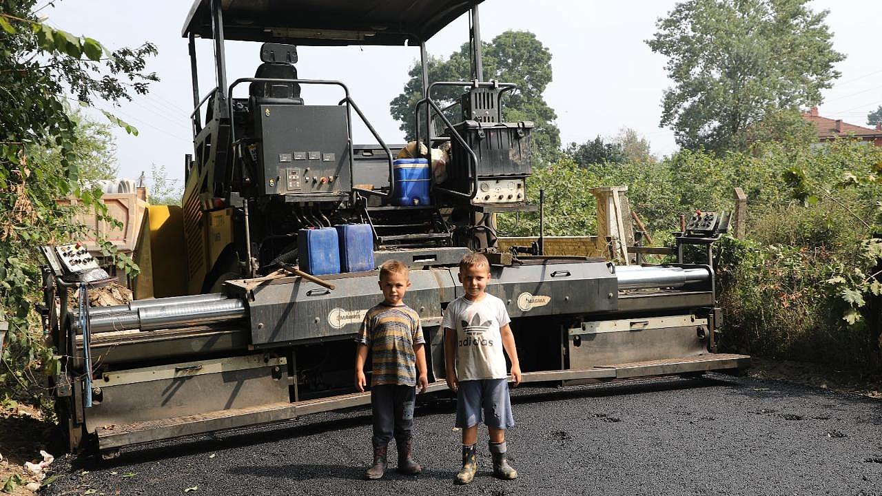 Akyazı’da asfalt mesaisi sürüyor