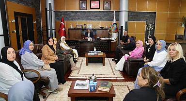 AK KADINLAR BELEDİYE HİZMETLERİNİ İNCELİYOR