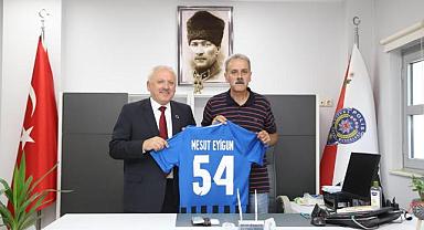 Başkan Bahadır'dan Emniyet Müdürü Eyigün'e Forma Hediyesi