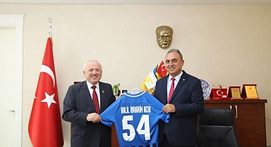 BAŞKAN BAHADIR, KAYMAKAM ACIR'A FORMA HEDİYE ETTİ!