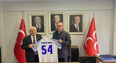 Hüdaverdi Bahadır'dan Parti Başkanlarına Forma Hediyesi