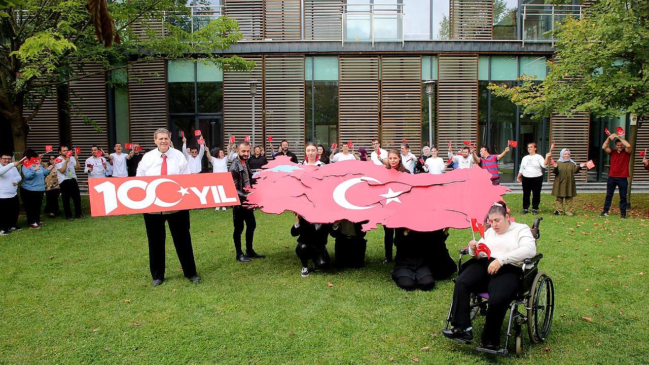 Büyükşehir SGM’den Harika Gösteri: “Cumhuriyet 100 yaşında!”